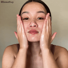 Load image into Gallery viewer, @beauthuy applying Hydrating Facial Cleansing Gel